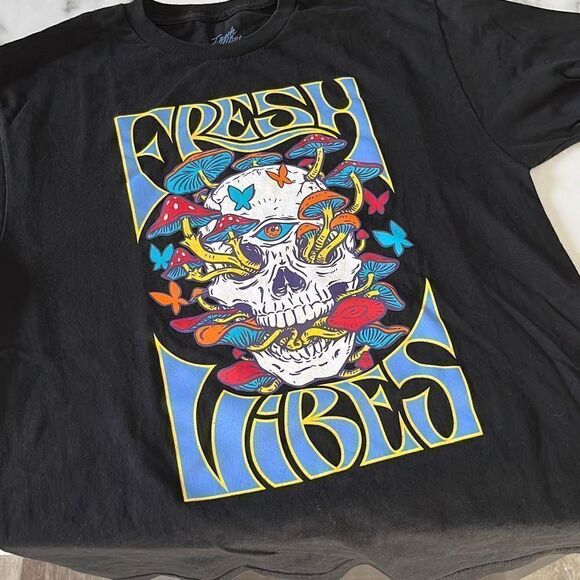 Fresh Vibes Skull and Shroom T Sz. L - Picture 1 of 4